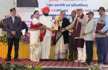Governor rewarding the winners at the closing ceremony of Vasantotsav.