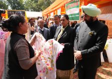 Governor visiting the stalls set up by NGOs/self-help groups related to horticulture activities and obtaining information.;?>