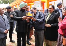 Governor visiting the stalls set up by NGOs/self-help groups related to horticulture activities and obtaining information.;?>