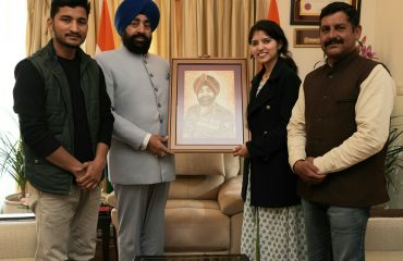 राज्यपाल को उनकी पेंटिंग भेंट करते हुए भलु लगद संस्था के अध्यक्ष सुधीर कुमार सुन्दरियाल, क्ले आर्टिस्ट आयुष बिष्ट एवं अमिता बिष्ट।