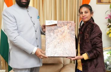 Abstract painting artist Mrs. Sangeeta Kumar presenting a painting to the Governor.