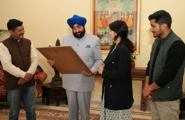 राज्यपाल को उनकी पेंटिंग भेंट करते हुए भलु लगद संस्था के अध्यक्ष सुधीर कुमार सुन्दरियाल, क्ले आर्टिस्ट आयुष बिष्ट एवं अमिता बिष्ट।