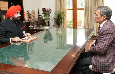 Outgoing Vice Chancellor of Hemwati Nandan Bahuguna Medical Education University, Prof. Hemchandra pays courtesy call on the Governor.