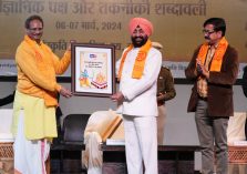 Vice Chancellor of Dev Sanskriti University, Dr. Chinmay Pandya presenting a memento to the Governor.;?>