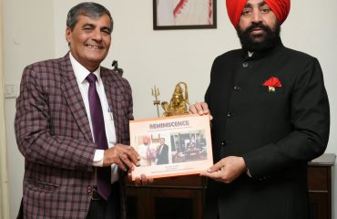 राज्यपाल से शिष्टाचार भेंट करते हुए हेमवती नंदन बहुगुणा चिकित्सा शिक्षा विश्वविद्यालय के निवर्तमान कुलपति प्रो. हेमचन्द्र।
