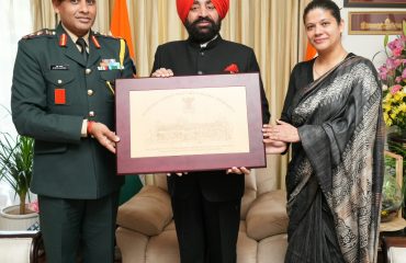 राज्यपाल से शिष्टाचार भेंट करते हुए आरआईएमसी के कमांडेंट कर्नल राहुल अग्रवाल।
