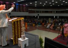 Governor addressing the national conference organized on Devvani Sanskrit.;?>