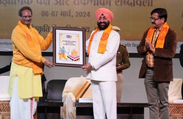 राज्यपाल को स्मृति चिन्ह भेंट करते हुए देव संस्कृति विश्वविद्यालय के प्रति कुलपति डॉ. चिन्मय पण्ड्या।