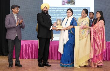 Governor honoring women who have done excellent work in various fields at the “Nari Shakti-Rashtra Shakti” felicitation ceremony.