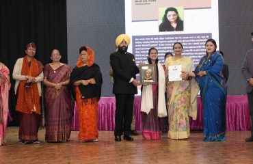Governor honoring women who have done excellent work in various fields at the “Nari Shakti-Rashtra Shakti” felicitation ceremony.
