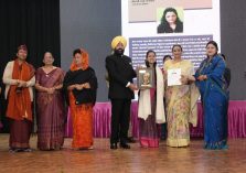 Governor honoring women who have done excellent work in various fields at the “Nari Shakti-Rashtra Shakti” felicitation ceremony.;?>