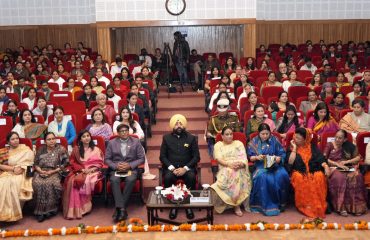 ‘‘नारी शक्ति-राष्ट्र शक्ति’’ सम्मान समारोह में प्रतिभाग करते हुए राज्यपाल।