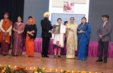 Governor honoring women who have done excellent work in various fields at the “Nari Shakti-Rashtra Shakti” felicitation ceremony.