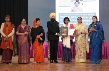 Governor honoring women who have done excellent work in various fields at the “Nari Shakti-Rashtra Shakti” felicitation ceremony.