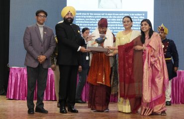 Governor honoring women who have done excellent work in various fields at the “Nari Shakti-Rashtra Shakti” felicitation ceremony.