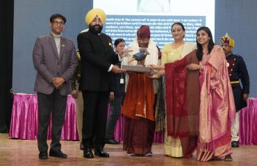 Governor honoring women who have done excellent work in various fields at the “Nari Shakti-Rashtra Shakti” felicitation ceremony.