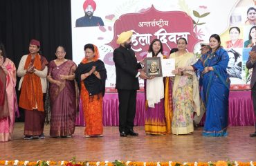 Governor honoring women who have done excellent work in various fields at the “Nari Shakti-Rashtra Shakti” felicitation ceremony.