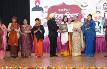 ‘‘नारी शक्ति-राष्ट्र शक्ति’’ सम्मान समारोह में विभिन्न क्षेत्रों में उत्कृष्ट कार्य करने वाली महिलाओं को सम्मानित करते हुए करते हुए राज्यपाल।