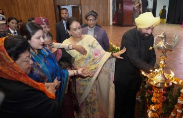 Governor inaugurating the “Women Shakti-Rashtra Shakti” felicitation ceremony by lighting the lamp.