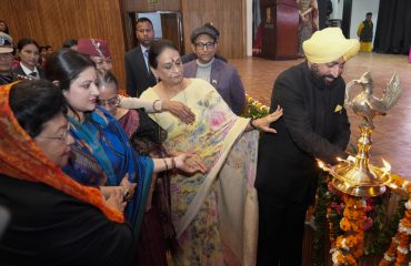 Governor inaugurating the “Women Shakti-Rashtra Shakti” felicitation ceremony by lighting the lamp.