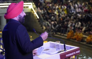 परमार्थ निकेतन, ऋषिकेश में आयोजित कार्यक्रम को संबोधित करते हुए राज्यपाल।