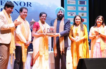 सराहनीय सेवाओं के लिए फिजियोथेरेपिस्ट डॉक्टर को सम्मानित करते हुए राज्यपाल।