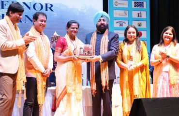सराहनीय सेवाओं के लिए फिजियोथेरेपिस्ट डॉक्टर को सम्मानित करते हुए राज्यपाल।