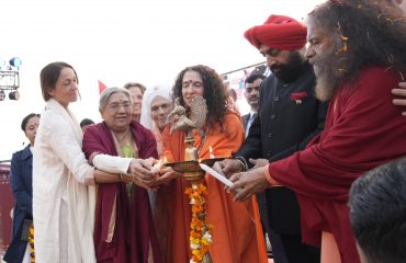 परमार्थ निकेतन, ऋषिकेश में आयोजित ‘अंतर्राष्ट्रीय योग महोत्सव-2024’ में प्रतिभाग करते हुए राज्यपाल।