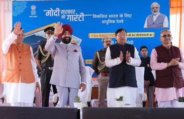 रेलवे स्टेशन, देहरादून में आयोजित कार्यक्रम में प्रतिभाग करते हुए राज्यपाल एवं मुख्यमंत्री।