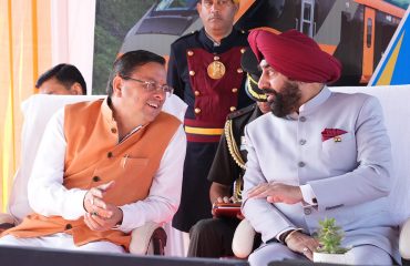 रेलवे स्टेशन, देहरादून में आयोजित कार्यक्रम में प्रतिभाग करते हुए राज्यपाल एवं मुख्यमंत्री।