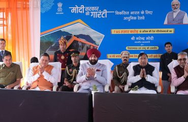 रेलवे स्टेशन, देहरादून में आयोजित कार्यक्रम में प्रतिभाग करते हुए राज्यपाल एवं मुख्यमंत्री।