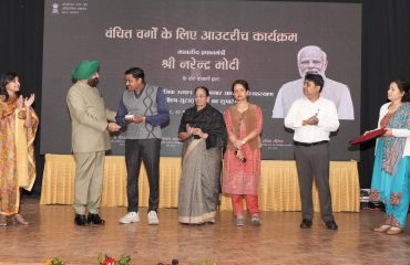 नेशनल एक्शन फॉर मैकेनाइज्ड सैनिटेशन इकोसिस्टम (नमस्ते) कार्यक्रम के तहत सफाई मित्रों को किट वितरित करते हुए राज्यपाल।