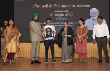 नेशनल एक्शन फॉर मैकेनाइज्ड सैनिटेशन इकोसिस्टम (नमस्ते) कार्यक्रम के तहत सफाई मित्रों को किट वितरित करते हुए राज्यपाल।