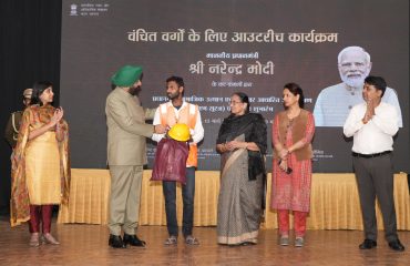 नेशनल एक्शन फॉर मैकेनाइज्ड सैनिटेशन इकोसिस्टम (नमस्ते) कार्यक्रम के तहत सफाई मित्रों को किट वितरित करते हुए राज्यपाल।