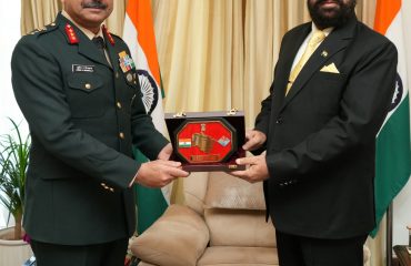 राज्यपाल से शिष्टाचार भेंट करते हुए जीओसी, उत्तर भारत क्षेत्र, लेफ्टिनेंट जनरल जुबिन ए मिनवाला।