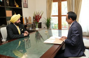 The Vice Chancellor of Sridev Suman Uttarakhand University, Prof. NK Joshi paying courtesy call on the Governor.