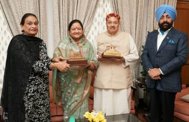 राज्यपाल से शिष्टाचार भेंट करते हुए हंस फाउंडेशन की संस्थापक माता मंगला जी एवं श्री भोले जी महाराज।