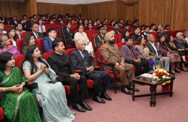 ‘‘इंटरनेशनल रिलेशन्स’’ पुस्तक का विमोचन कार्यक्रम में प्रतिभाग करते हुए राज्यपाल।
