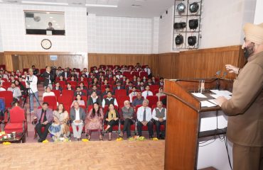 ‘‘इंटरनेशनल रिलेशन्स’’ पुस्तक का विमोचन कार्यक्रम को संबोधित करते हुए राज्यपाल।