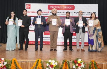‘‘इंटरनेशनल रिलेशन्स’’ पुस्तक का विमोचन करते हुए राज्यपाल।