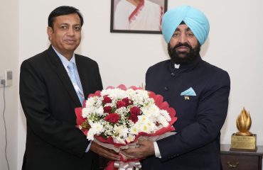 राज्यपाल से शिष्टाचार भेंट करते हुए राज्य खाद्य आयोग के अध्यक्ष सुशील कुमार।