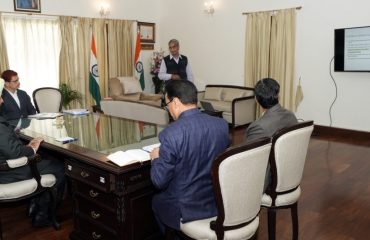 राज्यपाल को विश्वविद्यालय की प्रगति एवं कार्य योजना का प्रस्तुतीकरण देते हुए कुलपति प्रो. मनमोहन चौहान एवं उनकी टीम।