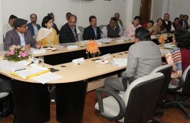 उत्तराखण्ड राज्य बाल कल्याण परिषद की कार्यकारिणी बैठक लेते हुए राज्यपाल।