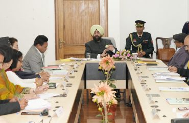 उत्तराखण्ड राज्य बाल कल्याण परिषद की कार्यकारिणी बैठक लेते हुए राज्यपाल।