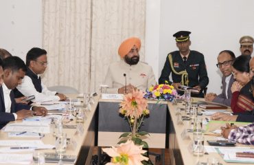 राजभवन में राज्य विश्वविद्यालयों के कुलपतियों की बैठक लेते हुए राज्यपाल।