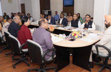 राजभवन में राज्य विश्वविद्यालयों के कुलपतियों की बैठक लेते हुए राज्यपाल।