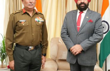 राज्यपाल से शिष्टाचार भेंट करते हुए कमांडेंट लेफ्टिनेंट जनरल संदीप जैन।