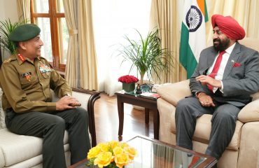 राज्यपाल से शिष्टाचार भेंट करते हुए कमांडेंट लेफ्टिनेंट जनरल संदीप जैन।