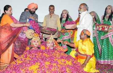 Governor and First Lady Mrs. Gurmeet Kaur playing Holi of flowers with the artists of Team Awadh from Vrindavan.