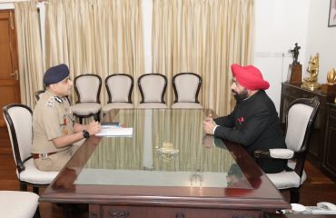 राज्यपाल से शिष्टाचार भेंट करते हुए डीजीपी अभिनव कुमार।